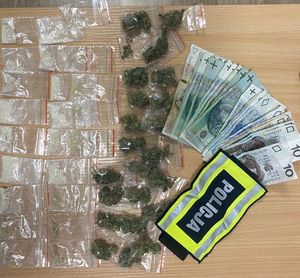 narkotyki i pieniądze zabezpieczone przez policjantów