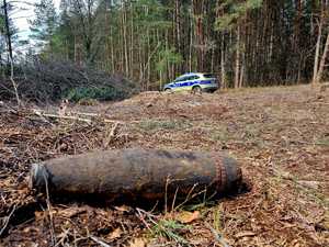 policjanci zabezpieczają miejsce odnalezienia pocisku