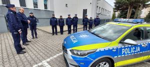 przekazanie kluczyków od nowego radiowozu. Na zdjęciu komendant , wiceprezydent Bełchatowa oraz policjanci. wszyscy stoją na placu komendy przed nowym oznakowanym radiowozem