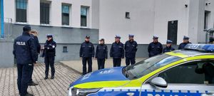 przekazanie kluczyków od nowego radiowozu. Na zdjęciu komendant , wiceprezydent Bełchatowa oraz policjanci. wszyscy stoją na placu komendy przed nowym oznakowanym radiowozem