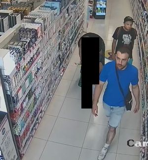 wizerunki poszukiwanych sprawców kradzieży sklepowej, dwaj mężczyźni których zarejestrowały kamery w sklepie, idą oni pomiędzy regalami w sklepie.