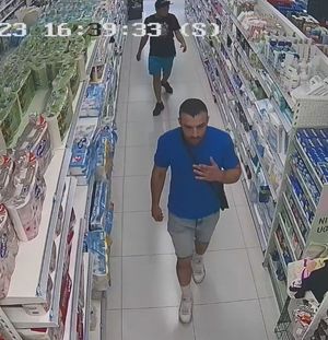 wizerunki poszukiwanych sprawców kradzieży sklepowej, dwaj mężczyźni których zarejestrowały kamery w sklepie, idą oni pomiędzy regalami w sklepie.