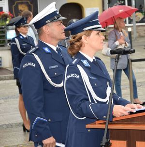 policjantka i policjant w mundurach galowych, którzy są lektorami uoczystości.