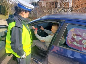 policjantka w czasie kontroli kierowcy.