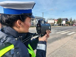 policjantka kontroluje prędkość kierowców.