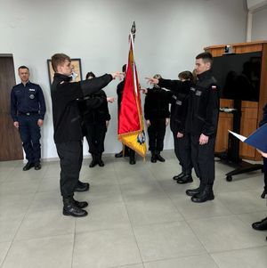 uroczystość ślubowania uczniów klasy mundurowej, wydarzenie ma miejsce w auli komendy policji, obecni są policjanci.