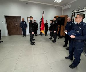 uroczystość ślubowania uczniów klasy mundurowej, wydarzenie ma miejsce w auli komendy policji, obecni są policjanci.