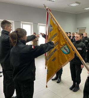 uroczystość ślubowania uczniów klasy mundurowej, wydarzenie ma miejsce w auli komendy policji, obecni są policjanci.