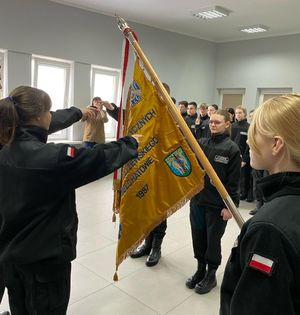 uroczystość ślubowania uczniów klasy mundurowej, wydarzenie ma miejsce w auli komendy policji, obecni są policjanci.