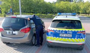policjant sprawdza wnętrze pojazdu.