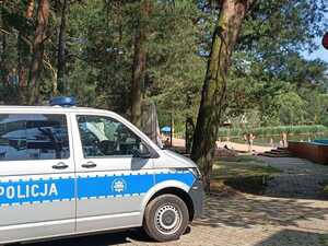 policjanci kontrolują bezpieczeństwo nad akwenem wodnym.