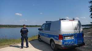 policjanci kontrolują bezpieczeństwo nad akwenem wodnym.