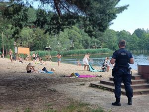 policjanci kontrolują bezpieczeństwo nad akwenem wodnym.
