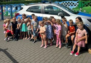 policjanci na spotkaniu z dziećmi w ramach profilaktyki bezpieczne wakacje.
