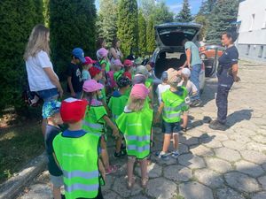 policjanci na spotkaniu z dziećmi w ramach profilaktyki bezpieczne wakacje.
