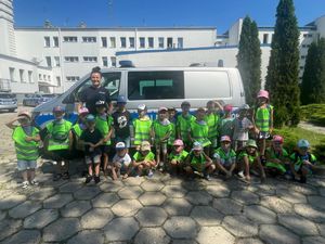 policjanci na spotkaniu z dziećmi w ramach profilaktyki bezpieczne wakacje.