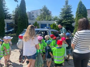 policjanci na spotkaniu z dziećmi w ramach profilaktyki bezpieczne wakacje.