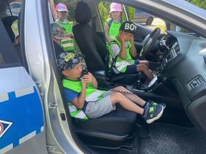 policjanci na spotkaniu z dziećmi w ramach profilaktyki bezpieczne wakacje.