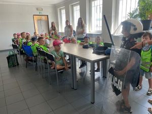 policjanci na spotkaniu z dziećmi w ramach profilaktyki bezpieczne wakacje.