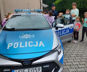 policjanci na spotkaniu z dziećmi w ramach profilaktyki bezpieczne wakacje.