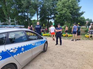 policjanci na spotkaniu z dziećmi w ramach profilaktyki bezpieczne wakacje.