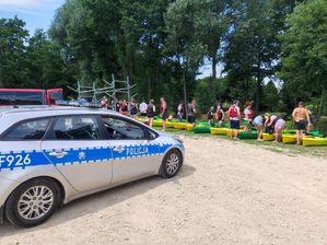 policjanci na spotkaniu z dziećmi w ramach profilaktyki bezpieczne wakacje.