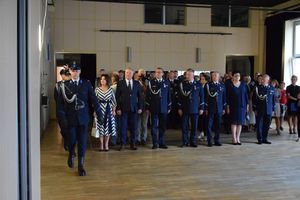 zdjęcie policjantów i gości z uroczystości obchodów święta Policji w Bełchatowie.