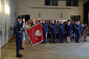 zdjęcie policjantów i gości z uroczystości obchodów święta Policji w Bełchatowie.