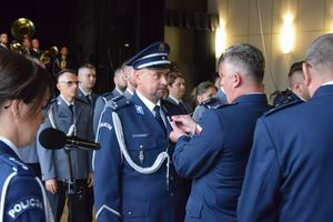zdjęcie policjantów z uroczystości obchodów święta Policji w Bełchatowie. Policjanci odbierają awanse z rąk Komendanta Wojewódzkiego Policji w Lodzi.