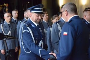 zdjęcie policjantów z uroczystości obchodów święta Policji w Bełchatowie. Policjanci odbierają awanse z rąk Komendanta Wojewódzkiego Policji w Lodzi.