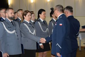 zdjęcie policjantów z uroczystości obchodów święta Policji w Bełchatowie. Policjanci odbierają awanse z rąk Komendanta Wojewódzkiego Policji w Lodzi.