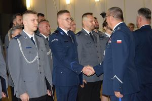 zdjęcie policjantów z uroczystości obchodów święta Policji w Bełchatowie. Policjanci odbierają awanse z rąk Komendanta Wojewódzkiego Policji w Lodzi.
