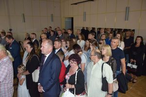 zdjęcie policjantów z uroczystości obchodów święta Policji w Bełchatowie. Policjanci odbierają awanse z rąk Komendanta Wojewódzkiego Policji w Lodzi.