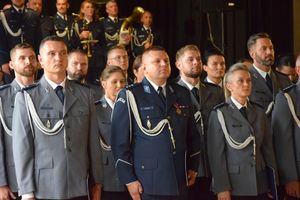 zdjęcie policjantów z uroczystości obchodów święta Policji w Bełchatowie. Policjanci odbierają awanse z rąk Komendanta Wojewódzkiego Policji w Lodzi.