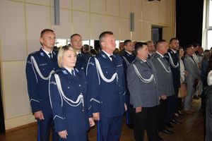 zdjęcie policjantów z uroczystości obchodów święta Policji w Bełchatowie. Policjanci odbierają awanse z rąk Komendanta Wojewódzkiego Policji w Lodzi.