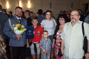 zdjęcie policjantów z uroczystości obchodów święta Policji w Bełchatowie. Policjanci odbierają awanse z rąk Komendanta Wojewódzkiego Policji w Lodzi.