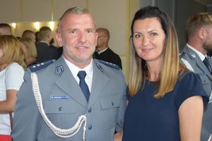 zdjęcie policjantów z uroczystości obchodów święta Policji w Bełchatowie. Policjanci odbierają awanse z rąk Komendanta Wojewódzkiego Policji w Lodzi.