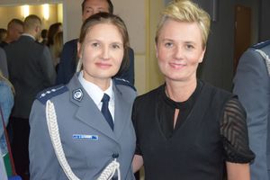 zdjęcie z uroczystości obchodów święta Policji w Bełchatowie. Policjanci odbierają awanse z rąk Komendanta Wojewódzkiego Policji w Lodzi.