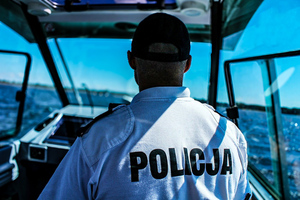 Zdjęcie policjanta pełniącego służbę nad wodą