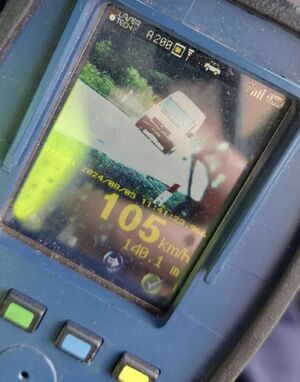 Na zdjęciu ręczny miernik prędkości.