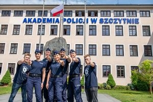 Policjanci przed budynkiem Akademii Policji  w Szczytnie.