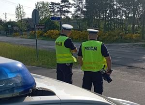 dwóch umundurowanych policjantów z wydziału ruchu drogowego podczas działań prędkość.