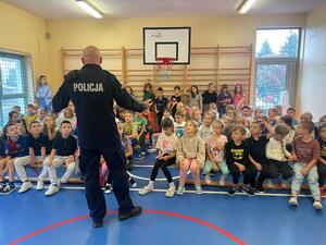 policjant na spotkaniu z dziećmi w szkole.