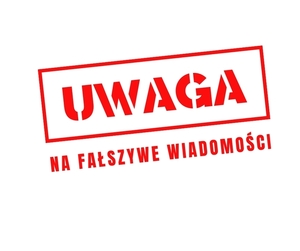 plakat z napisem uwaga na fałszywe wiadomości.