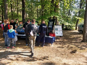 teren leśniczówki, policjanci na spotkaniu z mieszkańcami.