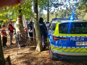 teren leśniczówki, policjanci rozmawiają z mieszkańcami.