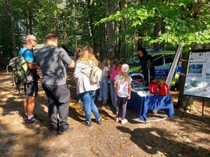 teren leśniczówki, policjanci rozmawiają z mieszkańcami.
