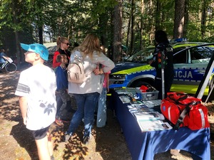teren leśniczówki, policjanci rozmawiają z mieszkańcami.
