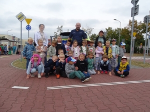 dzielnicowi na spotkaniu z dziećmi.