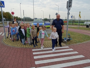 dzielnicowi na spotkaniu z dziećmi, uczą bezpieczeństwa na przejściu dla pieszych.